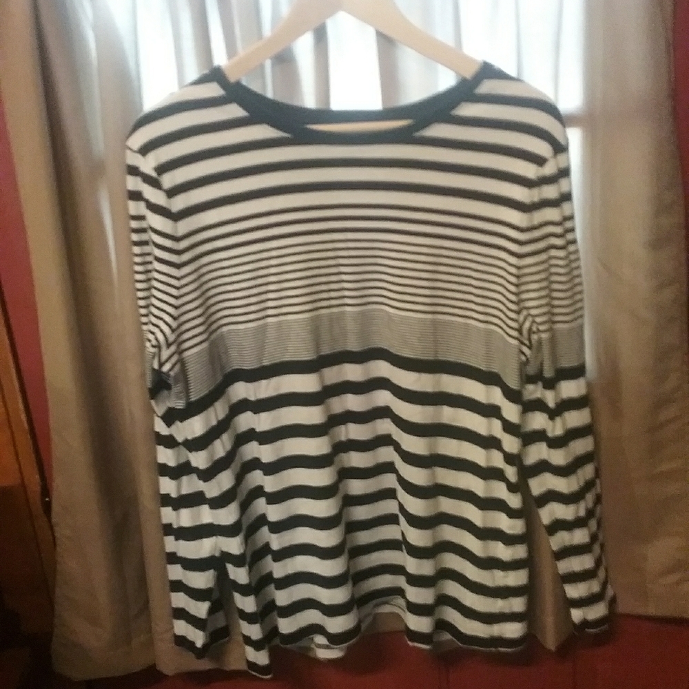 🌹$7 *with bundle*Old Navy Long-Sleeve Striped Tee